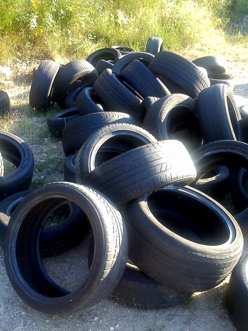 Verquido ilegal de rodas no aparcadoiro do campo de fútbol de Salcedo, en terreos de Lourizán.